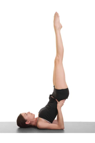 Kobieta robi ćwiczenia jogi, na matę do jogi — Zdjęcie stockowe