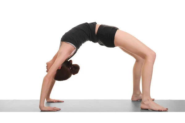 Mujer haciendo ejercicios de yoga en estera de yoga —  Fotos de Stock