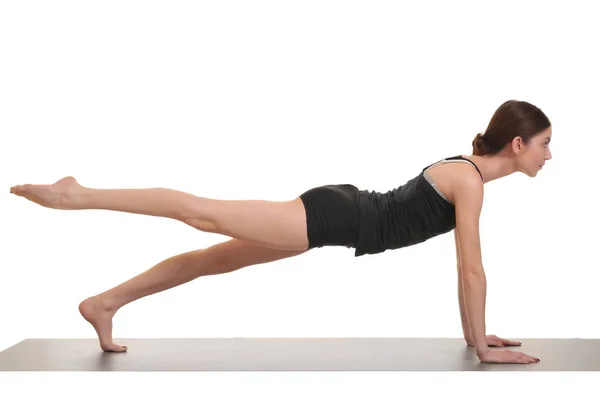 Vrouw doen yoga oefeningen op yoga mat — Stockfoto