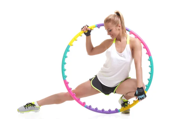 Jeune femme sportive avec hula hoop — Photo