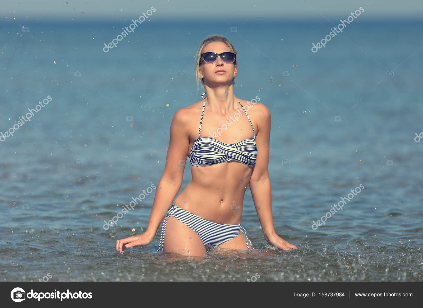 Belle Sexy Jeune Femme En Maillot De Bain Posant En Maillot De Bain Sur La Plage Photographie Zhagunov C 158737984