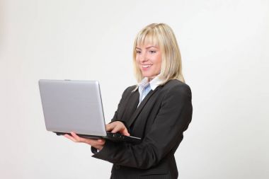 Belgili tanımlık laptop kızla iş kadını .