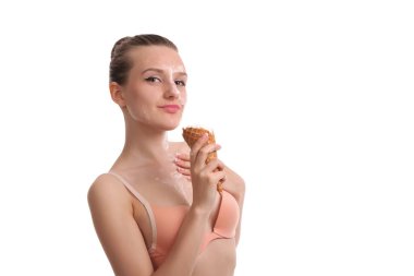 kadın Studio, göğüs ve yüzünde gurl damlayan dondurma dondurma yiyor.