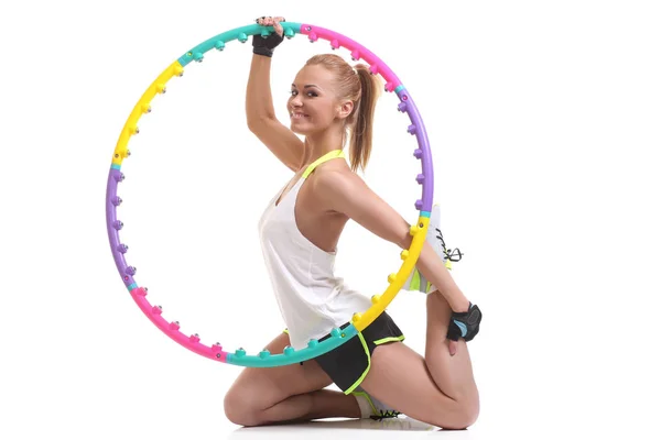 Jeune femme sportive avec hula hoop — Photo