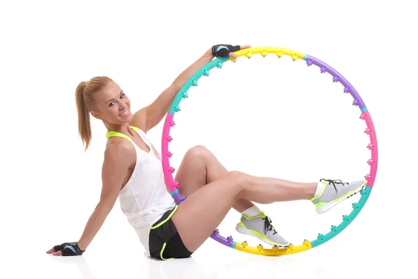 Jeune femme sportive avec hula hoop — Photo