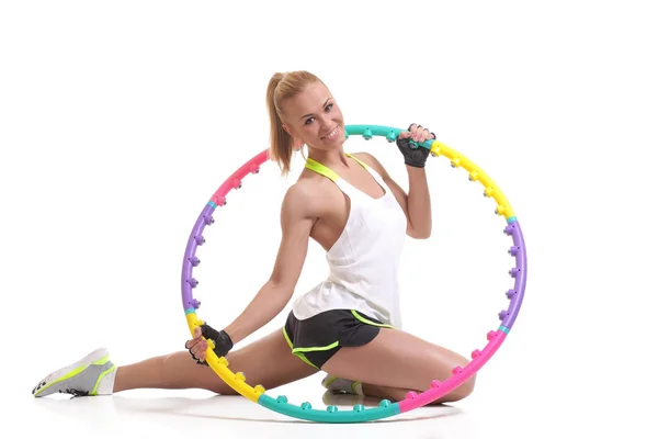 Giovane donna sportiva con hula hoop — Foto Stock