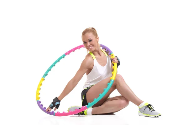 Jeune femme sportive avec hula hoop — Photo