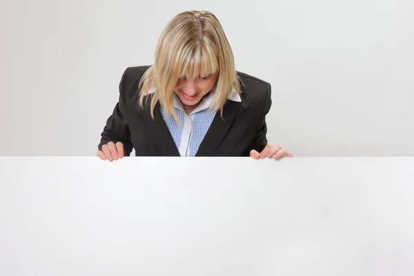 Frau zeigt eine weiße Tafel — Stockfoto