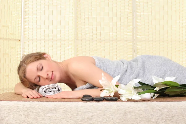 Vacker kvinna att få spa massage i spa salong — Stockfoto