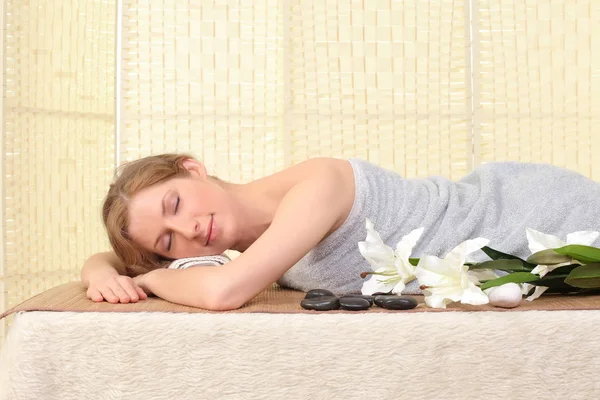 Hermosa mujer recibiendo masaje de spa en salón de spa — Foto de Stock