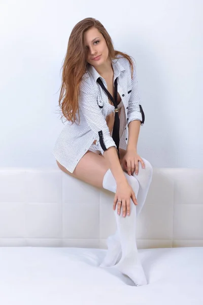 Menina em calcinha e camisa branca — Fotografia de Stock