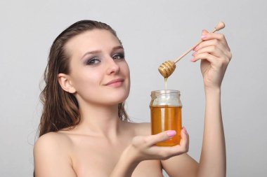 Bal yüzünde güzel kadın