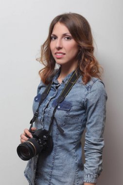 bir film kamerası elinde tutan fotoğrafçı