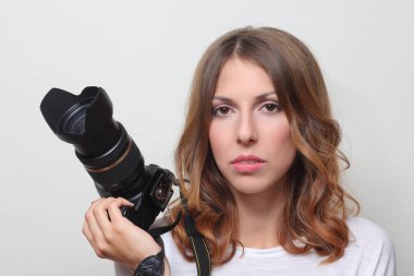 bir film kamerası elinde tutan fotoğrafçı