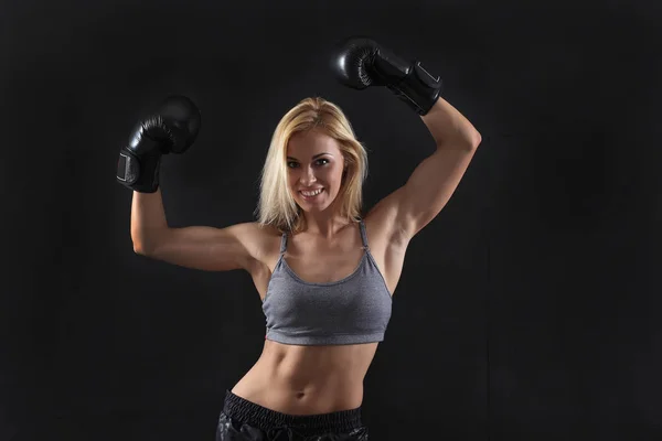 Chica en guantes de boxeo — Foto de Stock