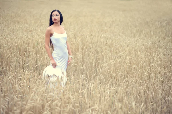 Bella ragazza in piedi nel campo di segale — Foto Stock