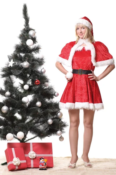Женщина в одежде Санта-Клауса с подарками — стоковое фото