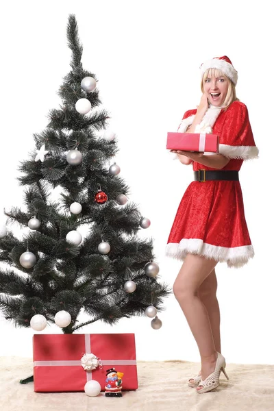 Donna in vestiti di Babbo Natale con regali — Foto Stock