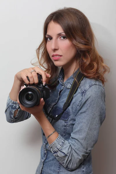 Fotógrafo segurando uma câmera de filme nas mãos — Fotografia de Stock