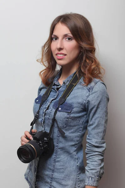 Fotograf hält Filmkamera in den Händen — Stockfoto