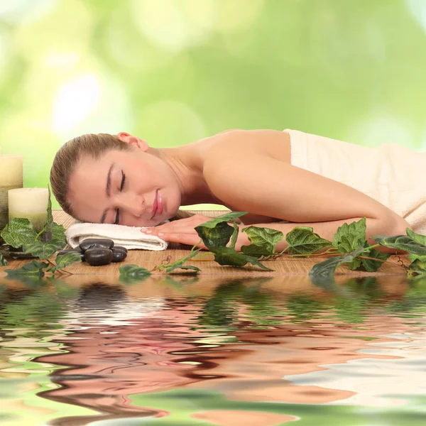 Healthy Caucasian Girl Relaxing In The Spa Salon. — Stock Photo, Image