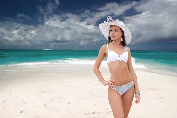 Femme en chapeau sur la plage — Photo