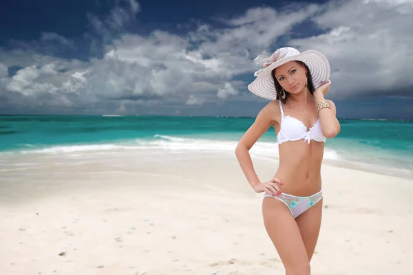 Femme en chapeau sur la plage — Photo