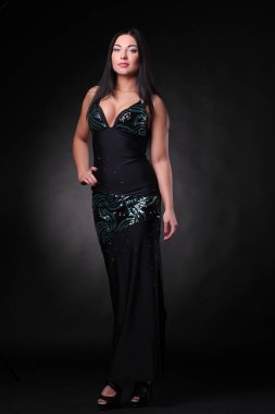 siyah elbiseli genç kız