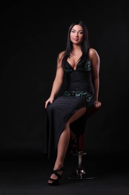 siyah elbiseli genç kız