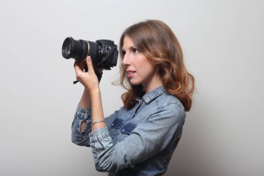 bir film kamerası elinde tutan fotoğrafçı