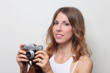 bir film kamerası elinde tutan fotoğrafçı