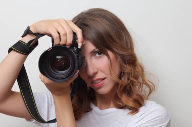 bir film kamerası elinde tutan fotoğrafçı