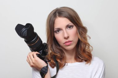 bir film kamerası elinde tutan fotoğrafçı