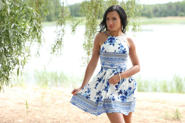 Junges Mädchen im Sommerkleid — Stockfoto