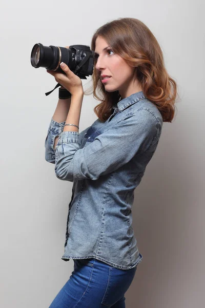 Φωτογράφος κρατώντας μια φωτογραφική μηχανή ταινία στα χέρια — Φωτογραφία Αρχείου