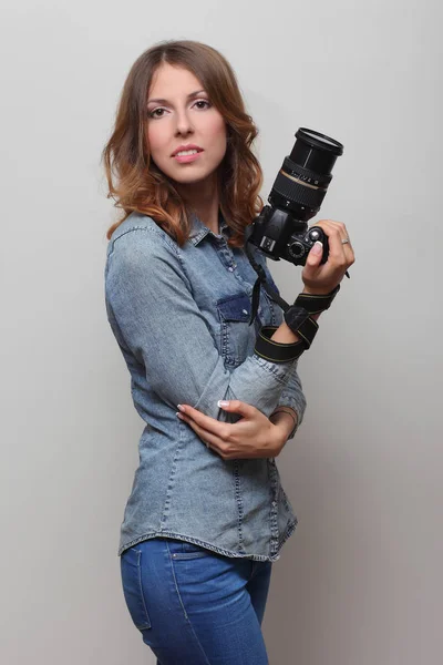 Fotógrafo segurando uma câmera de filme nas mãos — Fotografia de Stock