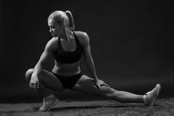 สาวสวย ผู้หญิงกีฬา พอดี ผู้หญิงกีฬา stretching — ภาพถ่ายสต็อก