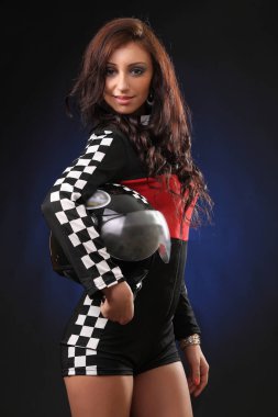 yarış takım elbiseli seksi kız