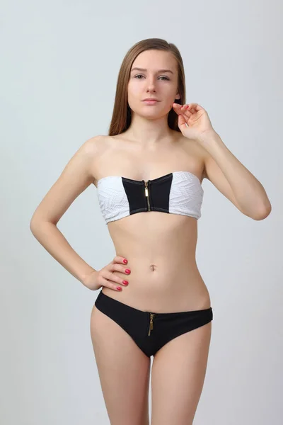 Jong meisje in zwarte bikini poseren — Stockfoto