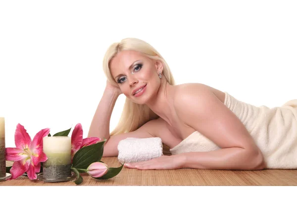 Sano caucasico ragazza relax in il spa salone . — Foto Stock