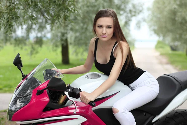 Junges Mädchen mit einem Sportmotorrad — Stockfoto