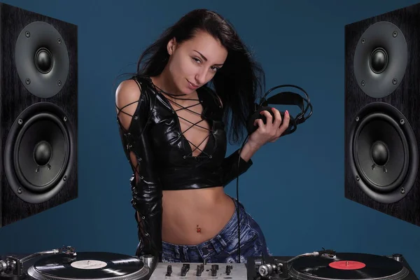 seksi Dj kadın mavi arka plan karşı.