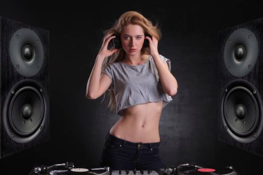 seksi Dj kadın mavi arka plan karşı.