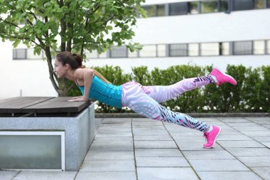 genç güçlü atletik kız şınav