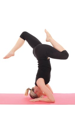güzel bir kadın yoga egzersizleri yapıyor