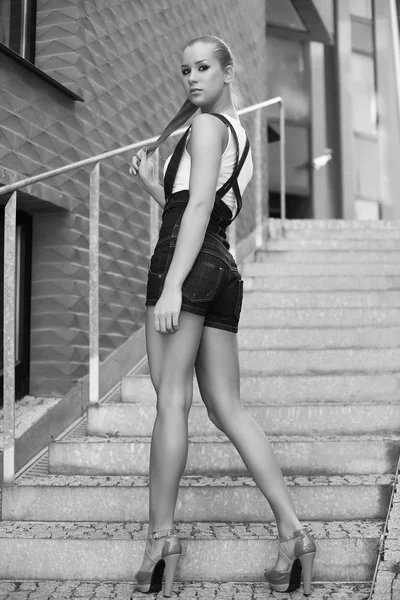 Menina bonita elegante posando ao ar livre — Fotografia de Stock