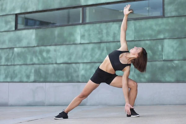 Jeune beauté fille faire des exercices — Photo