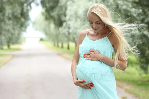 Zwanger meisje. grote mooie buik — Stockfoto