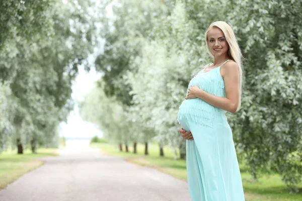 Giovane ragazza incinta. grande bella pancia — Foto Stock