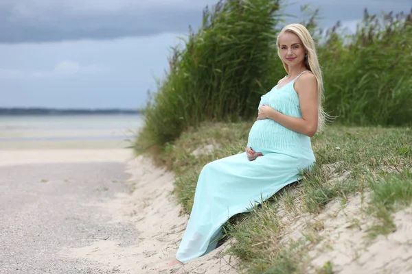 Gravid flicka. stor vacker mage — Stockfoto